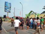 Warga-melakukan-aksi-blokir-jalan-lintas-Sarolangun-Jambi
